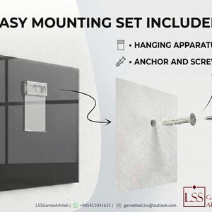 Puede incluir: Imagen que muestra la parte posterior de una obra de arte enmarcada con un aparato para colgar. Se muestra el texto "EASY MOUNTING SET INCLUDED!", junto con ilustraciones de un aparato para colgar y un juego de anclaje y tornillos. La obra de arte est&aacute; montada en una pared blanca.