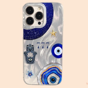 Könnte beinhalten: Transparente Handyhülle mit silbernem, gebürstetem Hintergrunddesign. Mit einem blauen, funkelnden Halbmond, einem goldenen Stern, der Zahl 777, einer Hamsa-Hand, einem blauen Auge und einem blau-goldenen Achat-Design. Die Hülle hat einen transparenten Rand.