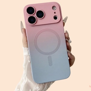 Könnte beinhalten: Ein rosa-blauer Farbverlauf-Handyhülle mit einem Kameramodul mit drei Objektiven und einem Blitz. Die Hülle hat ein kreisförmiges Design auf der Rückseite und einen magnetischen Ladeanschluss. Die Hülle wird von einer Person gehalten.