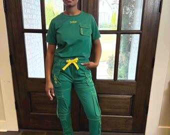 Conjunto médico personalizado Chi Eta Phi / Pantalón cargo de 10 bolsillos + Camiseta de 1 bolsillo / Uniforme de enfermería bordado