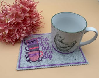 Handgefertigter Mug Rug, Tassenteppich, Gestickt, Upcycling aus Filz, Kunstleder & Baumwolle, Nachhaltig, Waschbar, Unikat 13x18 cm, Violet