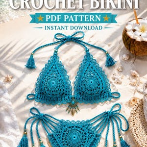 Op de afbeelding: Een blauwgroene gehaakte bikini set met ingewikkelde cirkelvormige patronen, geschulpte randen en lange gevlochten bandjes met kwastjes en kralen. Een metalen bedel hangt aan de top. Tekst: Summer CROCHET BIKINI PDF PATTERN INSTANT DOWNLOAD.