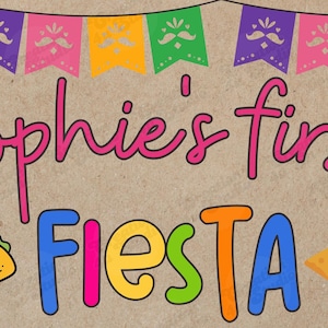 Può includere: Un banner festivo con la scritta "Sophie's first Fiesta" in lettere colorate. Il design include una piñata a forma di stella, un taco, un sombrero e un avocado che abbraccia una tortilla, il tutto su uno sfondo beige.