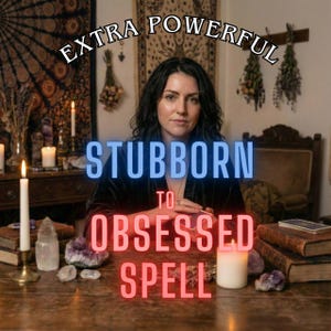 Könnte beinhalten: Eine Frau sitzt an einem Holztisch mit Kerzen, Kristallen und Büchern. Der Text "EXTRA POWERFUL" wölbt sich über ihr, mit "STUBBORN TO OBSESSED SPELL" in leuchtendem Text darunter. Die Szene erinnert an ein mystisches oder spirituelles Thema.