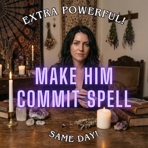 Könnte beinhalten: Eine Frau sitzt an einem Holztisch mit Kerzen, Büchern und Kristallen. Der Text lautet "MAKE HIM COMMIT SPELL" und "EXTRA POWERFUL! SAME DAY!". Die Szene suggeriert ein mystisches oder spirituelles Thema.