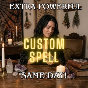 Könnte beinhalten: Das Bild zeigt eine Frau mit dunklem Haar, die Karten hält, mit den Texten "EXTRA POWERFUL", "CUSTOM SPELL" und "SAME DAY!". Die Szene umfasst Kerzen, Kristalle und Bücher, was auf ein spirituelles oder mystisches Thema hindeutet.