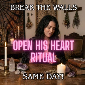 Op de afbeelding: Een vrouw met donker haar zit aan een houten tafel met kaarsen, kristallen en boeken. De tekst "BREAK THE WALLS" en "OPEN HIS HEART RITUAL" zijn in de afbeelding te zien. De woorden "SAME DAY!" zijn ook zichtbaar.