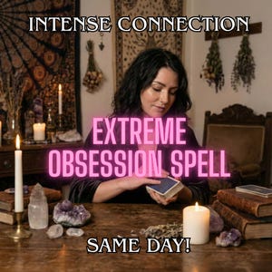 Może przedstawiać: Kobieta siedzi przy drewnianym stole ze świecami, kryształami i książkami. Tekst "INTENSE CONNECTION" znajduje się na górze, z "EXTREME OBSESSION SPELL" w różowych neonowych literach pośrodku i "SAME DAY!" na dole.