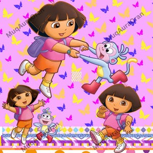 Könnte beinhalten: Illustration von Dora der Entdeckerin und Boots dem Affen in einer spielerischen Szene. Dora trägt ein rosa Hemd, orangefarbene Shorts und einen lila Rucksack. Boots ist blau mit roten Stiefeln. Der Hintergrund ist rosa mit Schmetterlingsmustern.