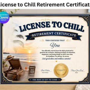 Op de afbeelding: Een rechthoekig pensioencertificaat getiteld License to Chill met een achtergrond van een zonsondergang op het strand, inclusief een houten ligstoel, een hoed en een drankje. De tekst bevat This certifies that You has officially retired.