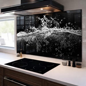 Op de afbeelding: Een witte keramische mok met een zwart handvat en de tekst "But First, Coffee" in een zwarte, vette letter. De mok staat op een wit oppervlak. De mok is 10 cm hoog.