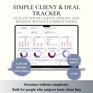 Könnte beinhalten: Ein Laptop-Bildschirm zeigt einen Kunden- und Deal-Tracker mit Diagrammen und Grafiken. Der Text lautet "SIMPLE CLIENT & DEAL TRACKER" und "3 FARBTHEMEN ENTHALTEN". Es integriert sich in Google Sheets und hat 3 Tabs.