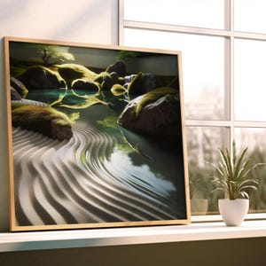 Könnte beinhalten: Ein gerahmter Druck einer japanischen Zen-Garten-Szene. Das Kunstwerk zeigt eine ruhige Landschaft mit einem Sandgarten, Wasser, moosbedeckten Felsen und einem kleinen Baum. Der Rahmen hat eine helle Holzfarbe.