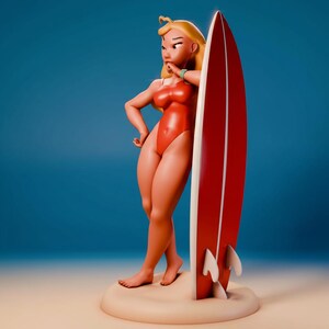 K&ouml;nnte beinhalten: Cartoonfigur einer Frau in einem roten Badeanzug, die sich an ein rotes Surfbrett mit wei&szlig;en Akzenten lehnt. Die Frau hat blondes Haar und steht auf einem sandigen Sockel, mit blauem Hintergrund.