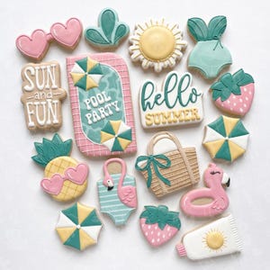 Op de afbeelding: Een verzameling zomerkoekjes, waaronder een zonnebril, een zon, een zwembadfeestscène, aardbeien, een flamingo en een strandtas. De koekjes zijn versierd met pastelkleuren en de woorden "Sun and Fun" en "Hello Summer".