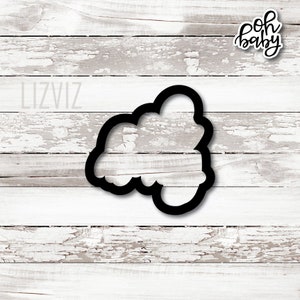 Peut inclure: Emporte-pi&egrave;ce noir en forme de nuage avec l'inscription "oh baby" &agrave; l'int&eacute;rieur.