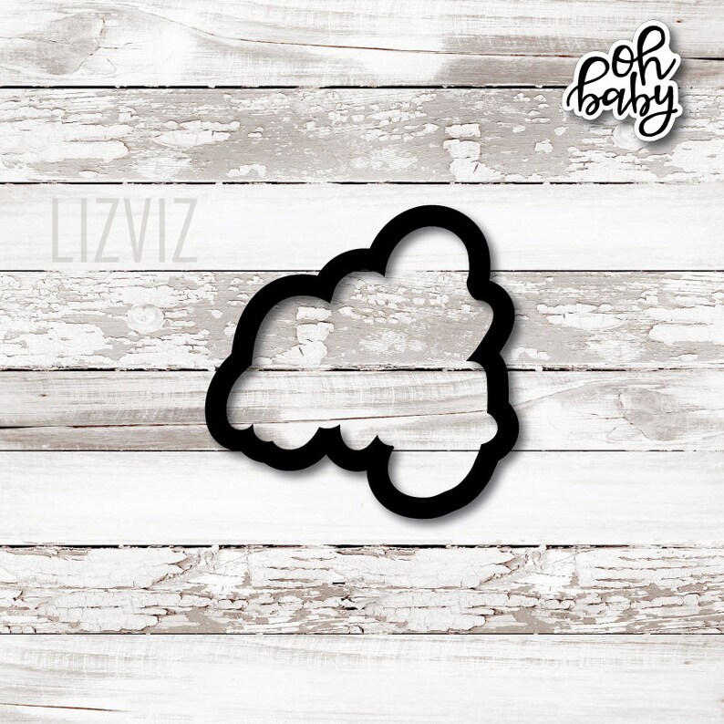 Peut inclure: Emporte-pi&egrave;ce noir en forme de nuage avec l'inscription "oh baby" &agrave; l'int&eacute;rieur.