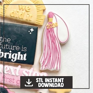 Könnte beinhalten: Gebäck zum Thema Abschlussfeier mit dem Text "We did it" und "the future is bright". Ein rosa Quasten-Keks mit "2026" ist ebenfalls zu sehen. Das Bild enthält auch den Text "STL INSTANT DOWNLOAD."