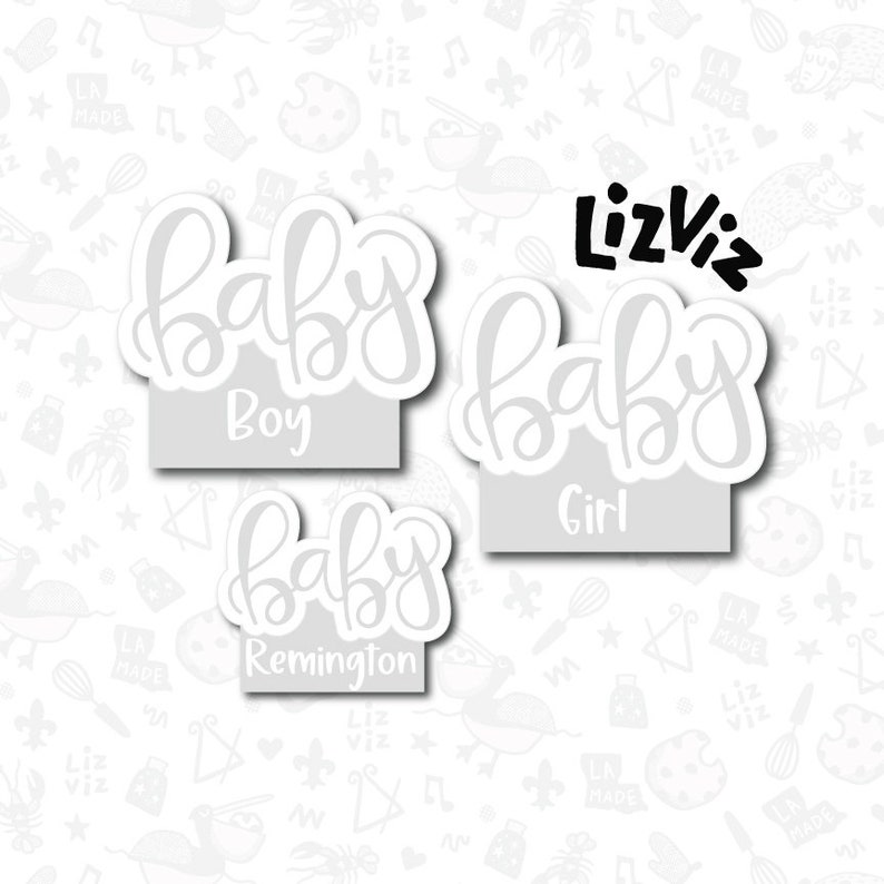 Puede incluir: Tres decoraciones blancas para baby shower con la palabra "baby" escrita en letra cursiva. Las decoraciones son para un ni&ntilde;o, una ni&ntilde;a y un beb&eacute; con el nombre Remington. Las decoraciones est&aacute;n sobre un fondo blanco con un patr&oacute;n de varias im&aacute;genes peque&ntilde;as.