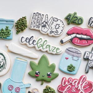 Puede incluir: Una colección de galletas de azúcar decoradas con varios diseños con temática de cannabis, que incluyen un porro, un frasco, una hoja y la frase "celeblaze".