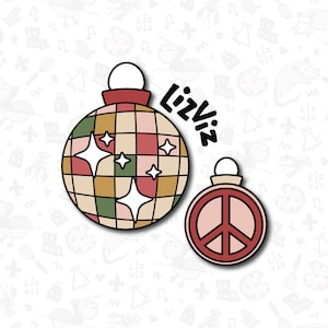 Cortador de galletas con adornos navideños.