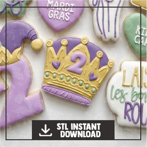 Könnte beinhalten: Eine Sammlung dekorierter Zuckerkekse mit Mardi-Gras-Motiv. Die Kekse haben verschiedene Formen, darunter eine Krone mit der Zahl 2, ein Herz mit dem Text "Mardi Gras" und eine Narrenkappe. Das Bild enthält den Text "STL INSTANT DOWNLOAD".