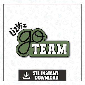 Op de afbeelding: Een groene en zwarte afbeelding met de woorden "go TEAM" in witte blokletters. Het woord "go" is in een gestileerd lettertype. De afbeelding bevat ook de tekst "LizViz" en "STL INSTANT DOWNLOAD".