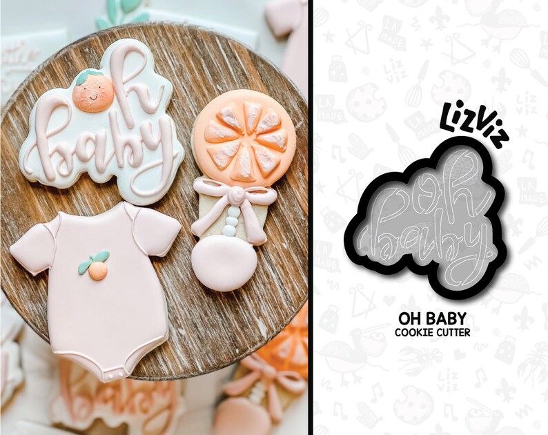Peut inclure: Un ensemble de trois emportes-pi&egrave;ces en forme de body b&eacute;b&eacute;, d'un hochet et des mots "Oh Baby". Les emportes-pi&egrave;ces sont noirs et ont un contour blanc. Le texte "Oh Baby Cookie Cutter" est imprim&eacute; sous les emportes-pi&egrave;ces.