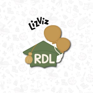 Puede incluir: Un gorro de graduación verde con el texto "RDL" en la parte delantera. Dos globos dorados flotan sobre el gorro. El fondo es un patrón blanco con varios garabatos.