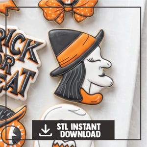 Puede incluir: Una galleta decorada con forma de bruja de perfil, con un sombrero negro y naranja y pelo negro. Al lado hay una galleta con el texto TRICK OR TREAT en glaseado negro y naranja. Otras galletas incluyen un lazo y un fantasma.
