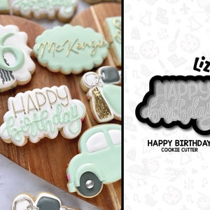 K&ouml;nnte beinhalten: Ein Ausstecher in Form der Worte "Happy Birthday" in einer kursivschriftlichen Schriftart. Der Ausstecher ist schwarz und die Worte sind wei&szlig; umrandet. Der Ausstecher befindet sich auf einem wei&szlig;en Hintergrund mit einem Muster aus verschiedenen Objekten.