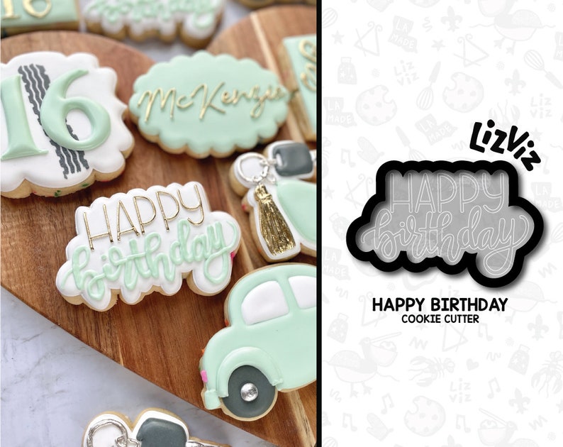 K&ouml;nnte beinhalten: Ein Ausstecher in Form der Worte "Happy Birthday" in einer kursivschriftlichen Schriftart. Der Ausstecher ist schwarz und die Worte sind wei&szlig; umrandet. Der Ausstecher befindet sich auf einem wei&szlig;en Hintergrund mit einem Muster aus verschiedenen Objekten.