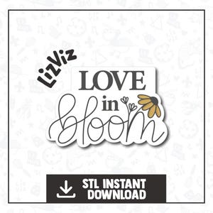 Może przedstawiać: Biała naklejka z napisem "LOVE in Bloom" w ozdobnej czcionce, z ilustracją żółto-brązowego kwiatu. Naklejka zawiera również tekst "STL INSTANT DOWNLOAD" i logo "LizViz".