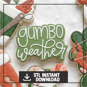 Puede incluir: Una galleta verde con glaseado blanco que dice "Gumbo Weather" en letras cursivas y de bloque. La galleta está rodeada de otras galletas decoradas, incluyendo un árbol de Navidad y un bastón de caramelo. Una pancarta negra en la parte inferior dice "STL INSTANT DOWNLOAD".