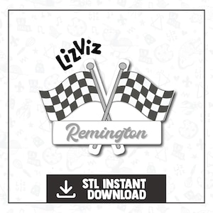 Puede incluir: Banderas de carreras a cuadros blanco y negro cruzadas detrás de una pancarta blanca con el texto "Remington" en letras cursivas negras. El texto "LizViz" está en letras negras sobre las banderas.