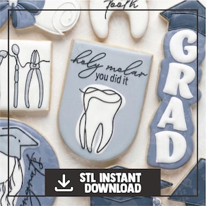 Może przedstawiać: Asortyment zdobionych ciasteczek o tematyce dentystycznej. Ciasteczka zawierają kształty zębów, narzędzi dentystycznych i czapek absolwentów. Jedno ciastko ma napis "holy molar you did it" i grafikę zęba. Kolory to biały, niebieski i szary.