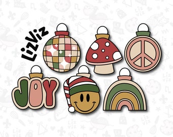 Puede incluir: Seis adornos navideños coloridos con diferentes diseños. Los adornos son una bola de discoteca, un hongo, un signo de paz, un arcoíris, una cara sonriente y un adorno de palabra que dice "ALEGRÍA".
