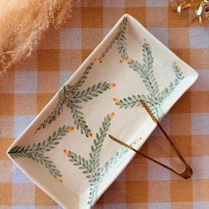 Plato rectangular de cerámica con forma de rama de olivo pintada a mano – Plato mediterráneo