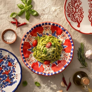 Handmålad italiensk keramiktallrik | Sommardesign från Amalfikusten | Röd & blå medelhavsservis | Tallrik med vallmokorall och uggla