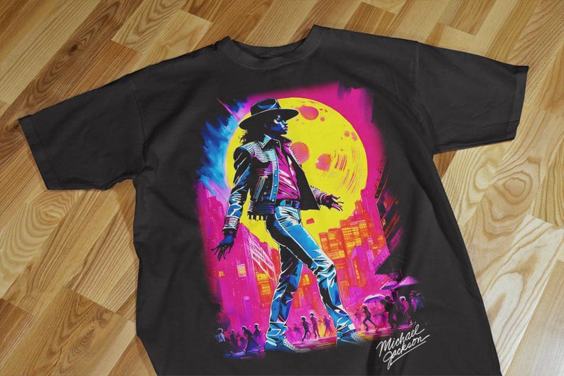 Pode incluir: T-shirt preto com uma ilustra&ccedil;&atilde;o vibrante de uma figura com chap&eacute;u e casaco, num cen&aacute;rio urbano com uma grande lua amarela. O gr&aacute;fico &eacute; em tons de azul, rosa e amarelo, com o nome "Michael Jackson" numa assinatura.