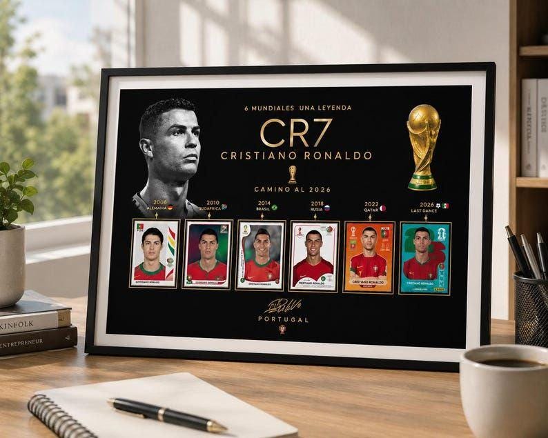 Op de afbeelding: Een ingelijste zwarte poster met een portret van Cristiano Ronaldo, de tekst 6 MUNDIALES UNA LEYENDA CR7 CRISTIANO RONALDO CAMINO AL 2026, een gouden trofee-illustratie en zes individuele spelerskaarten voor de jaren 2006 tot en met 2026.
