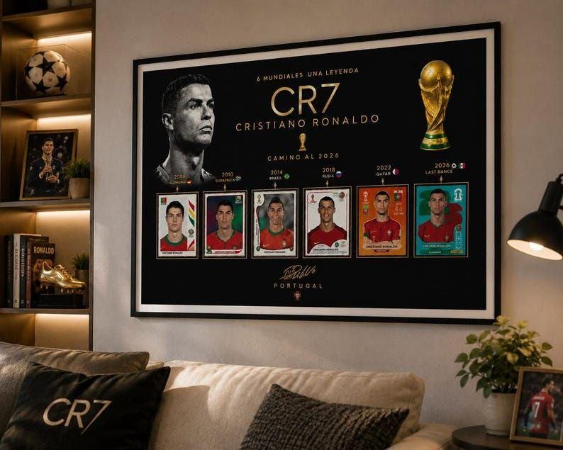 Op de afbeelding: Een zwart ingelijste wandposter met een portret van Cristiano Ronaldo, de tekst CR7 en een tijdlijn van zes WK-deelnames van 2006 tot 2026, ge&iuml;llustreerd met individuele spelerskaarten en een afbeelding van een gouden WK-trofee.