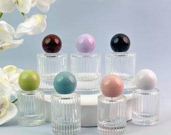 Frasco de perfume em vidro canelado, 30ml ou 50ml, atomizador de névoa fina recarregável com tampa esférica colorida, frasco de fragrância vazio, borrifador prateado.