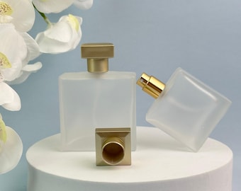 Frasco de perfume quadrado fosco em vidro, atomizador recarregável de 25ml e 50ml com tampa quadrada dourada, frasco vazio para spray de fragrância, ideal para viagens e para fazer seus próprios perfumes.