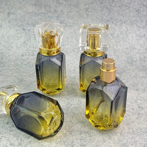 Op de afbeelding: Een witte keramische mok met een zwart handvat en de tekst "But First, Coffee" in een zwarte, vette letter. De mok staat op een wit oppervlak.