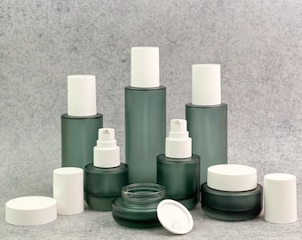 Potes de vidro verde fosco de luxo para loções e cremes, embalagens recarregáveis para cuidados com a pele com bomba/tampa branca, recipiente cosmético vazio para manteiga corporal.