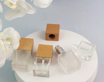 Frasco de perfume quadrado de vidro, 10ml/15ml, com atomizador transparente fosco recarregável e tampa de madeira, borrifador prateado. Frasco vazio para spray de fragrância.