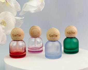Frasco de vidro colorido de 10ml para difusor de aromas, mini frasco recarregável para óleos essenciais com tampa de madeira em formato de bola sorridente, frasco vazio para aromatizador de carro faça você mesmo