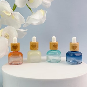 Flacon compte-gouttes en verre coloré de 10 ml, mini flacon de sérum rechargeable avec capuchon en bambou, bouteille d'huile essentielle vide, flacon de teinture