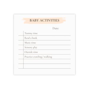 Può includere: Una scheda bianca con la scritta "BABY ACTIVITIES" in uno striscione color pesca. La scheda include un elenco di attività come "Tummy time", "Read a book" e "Music time". C'è uno spazio per la data.